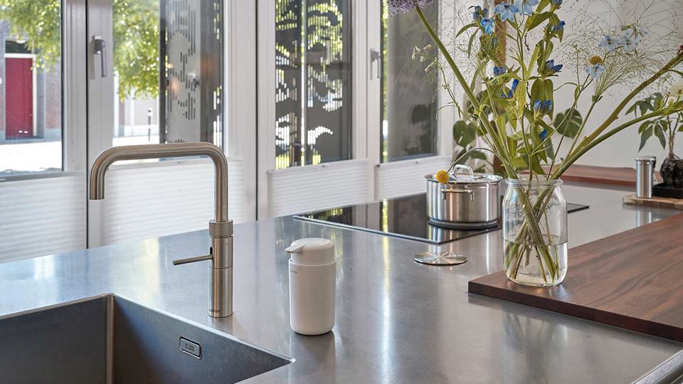 Moderne witte keuken Utrecht, rvs werkblad