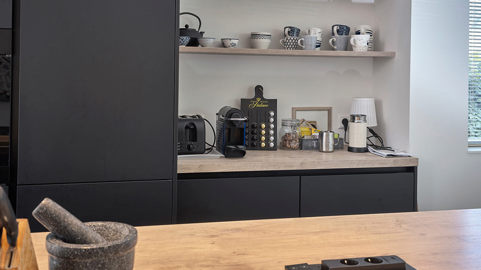 Zwarte keuken met eiland Den Haag, koffiecorner