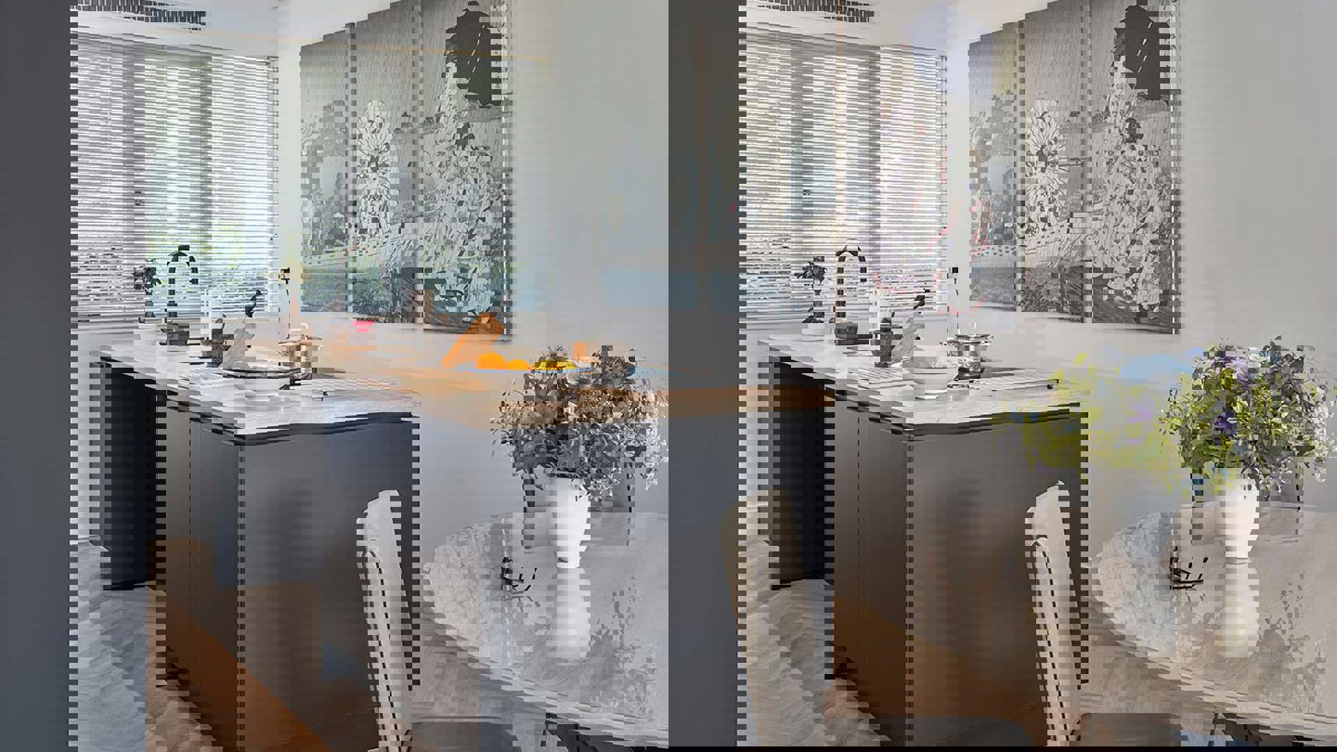 Zwarte keuken met eiland Den Haag met zithoek