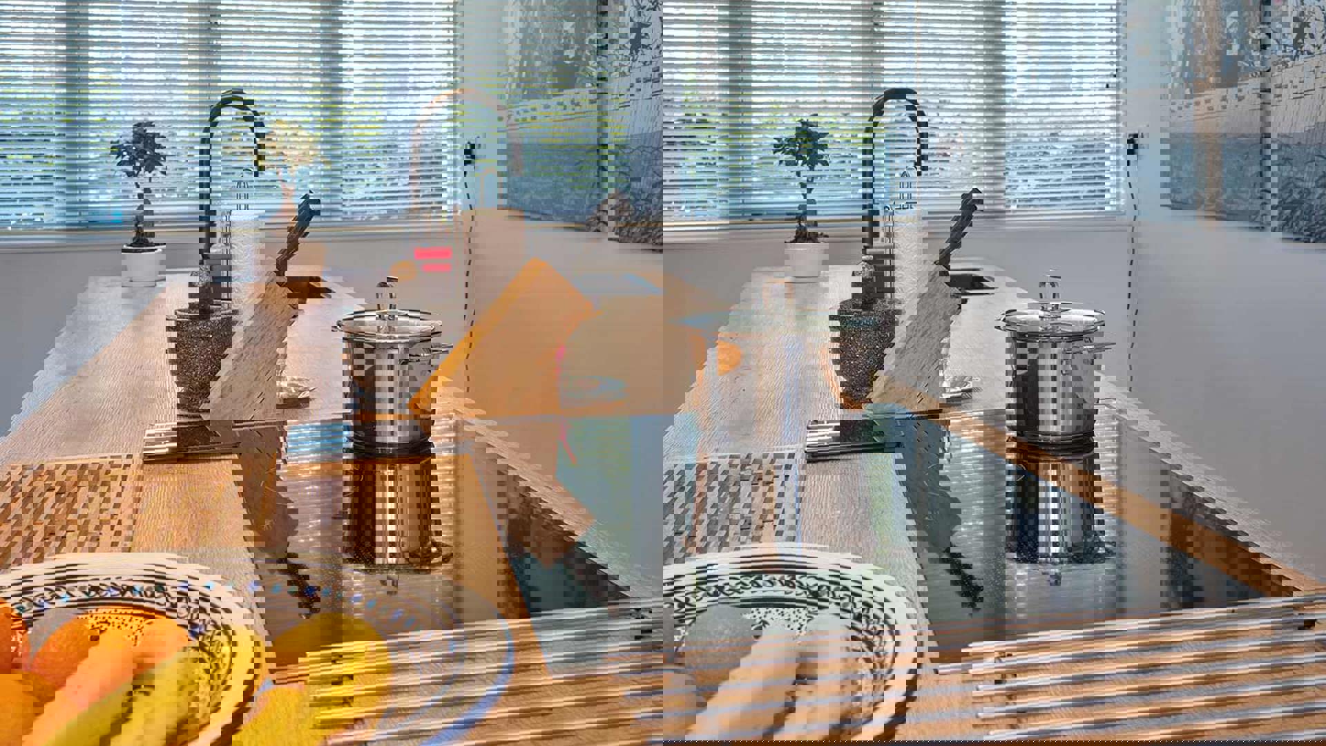 Zwarte keuken met eiland Den Haag, inductiekookplaat