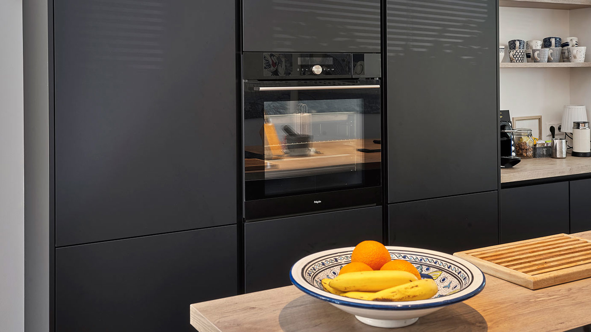 Zwarte keuken met eiland Den Haag, kastenwand met oven