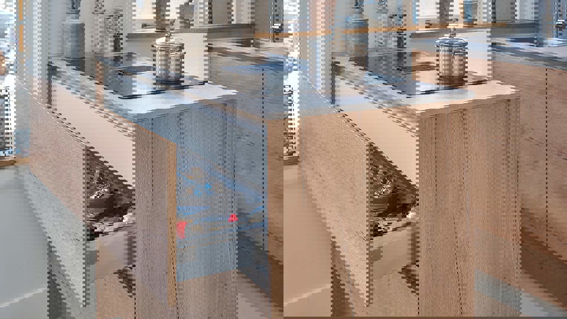 Greeploos houten keuken Haarlem, brede lade