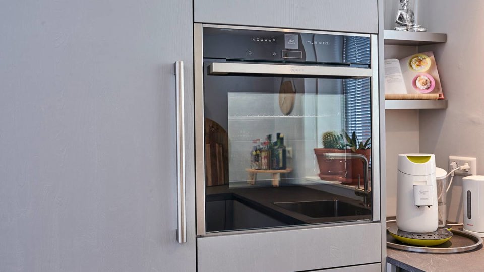 Grijze keuken met apparatuur