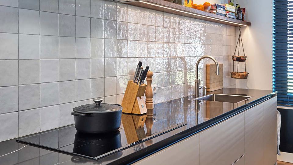 Rechte grijze keuken