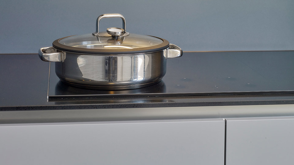 Grijze keuken composiet aanrechtblad