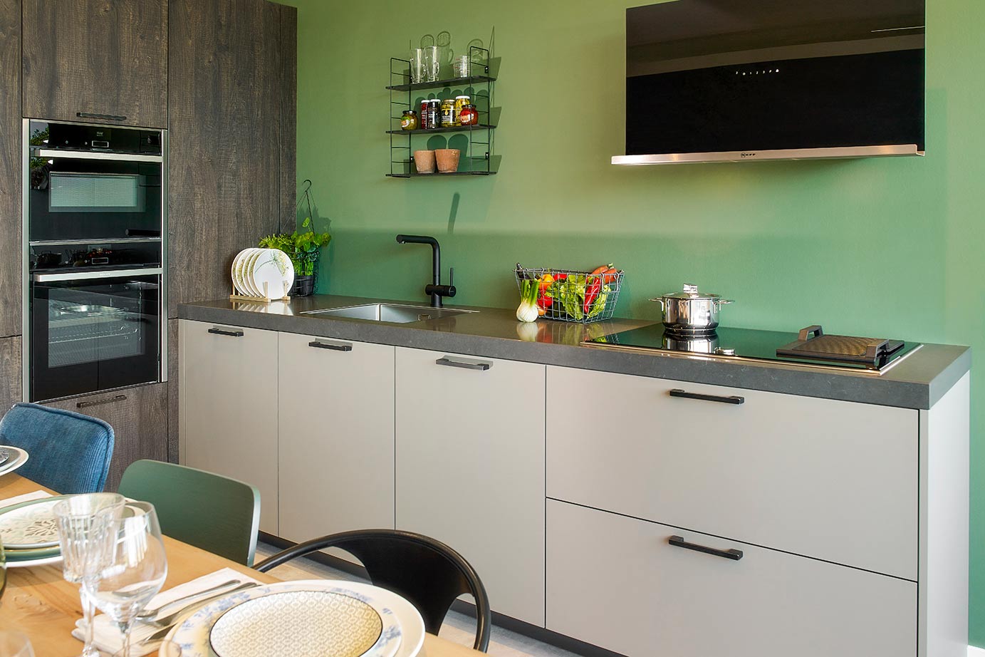 Grijze keuken met hout