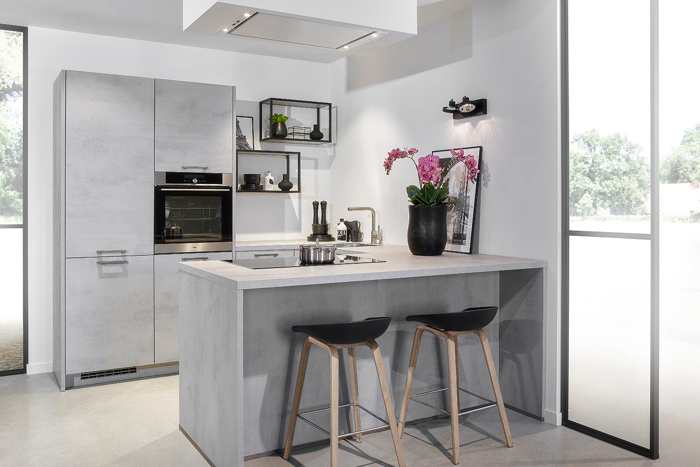 Grijze u-keuken met schiereiland