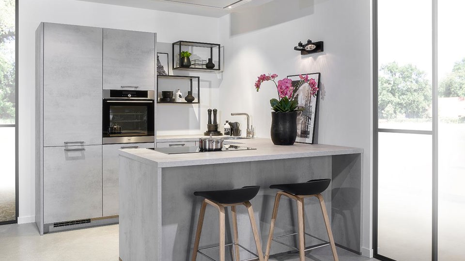 Grijze u-keuken met schiereiland