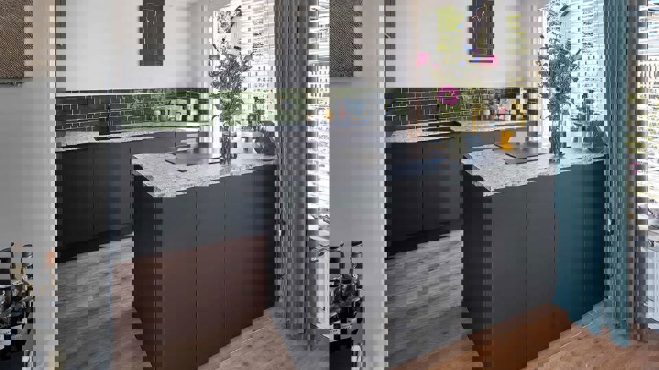 Mat zwarte keuken met schiereiland