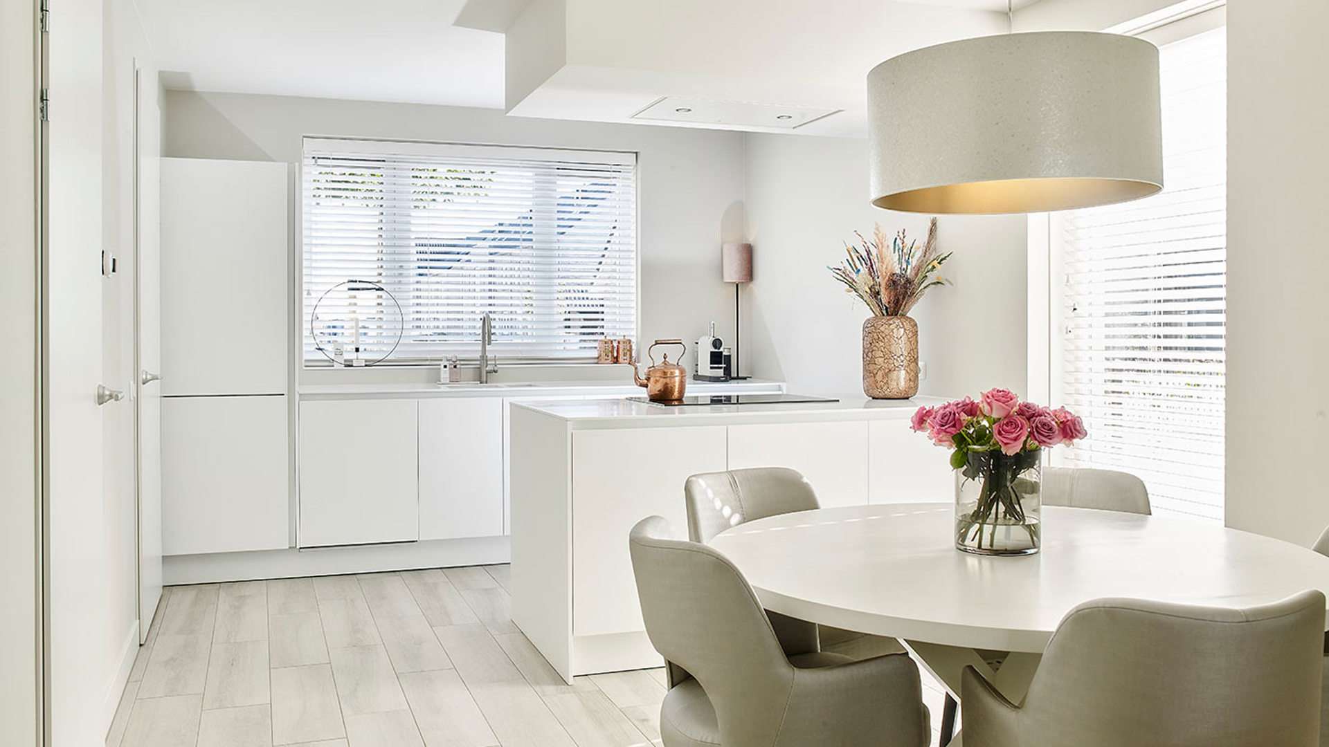 Witte schiereiland keuken