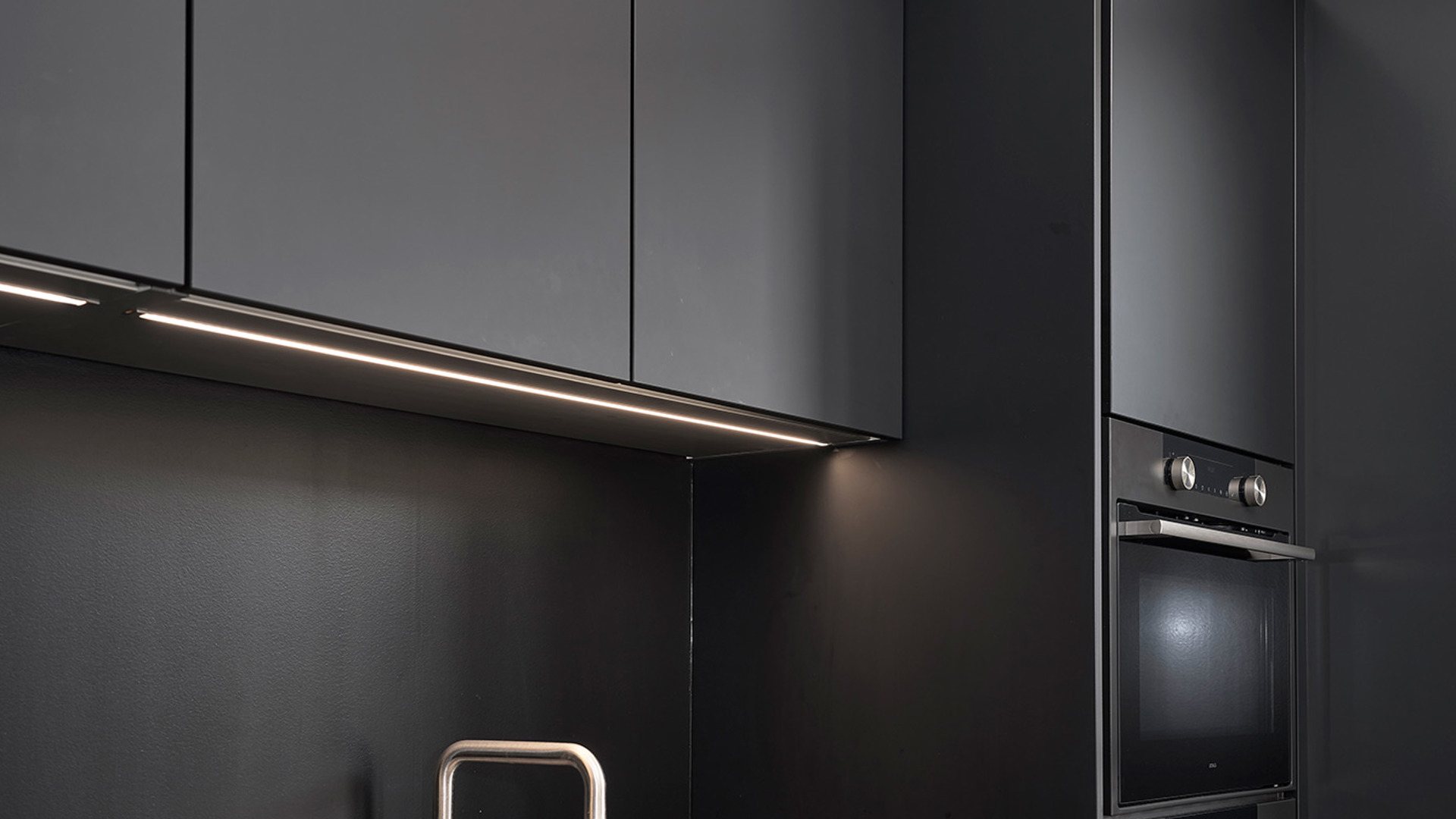 Verlichting onder bovenkast zwarte keuken Katwijk