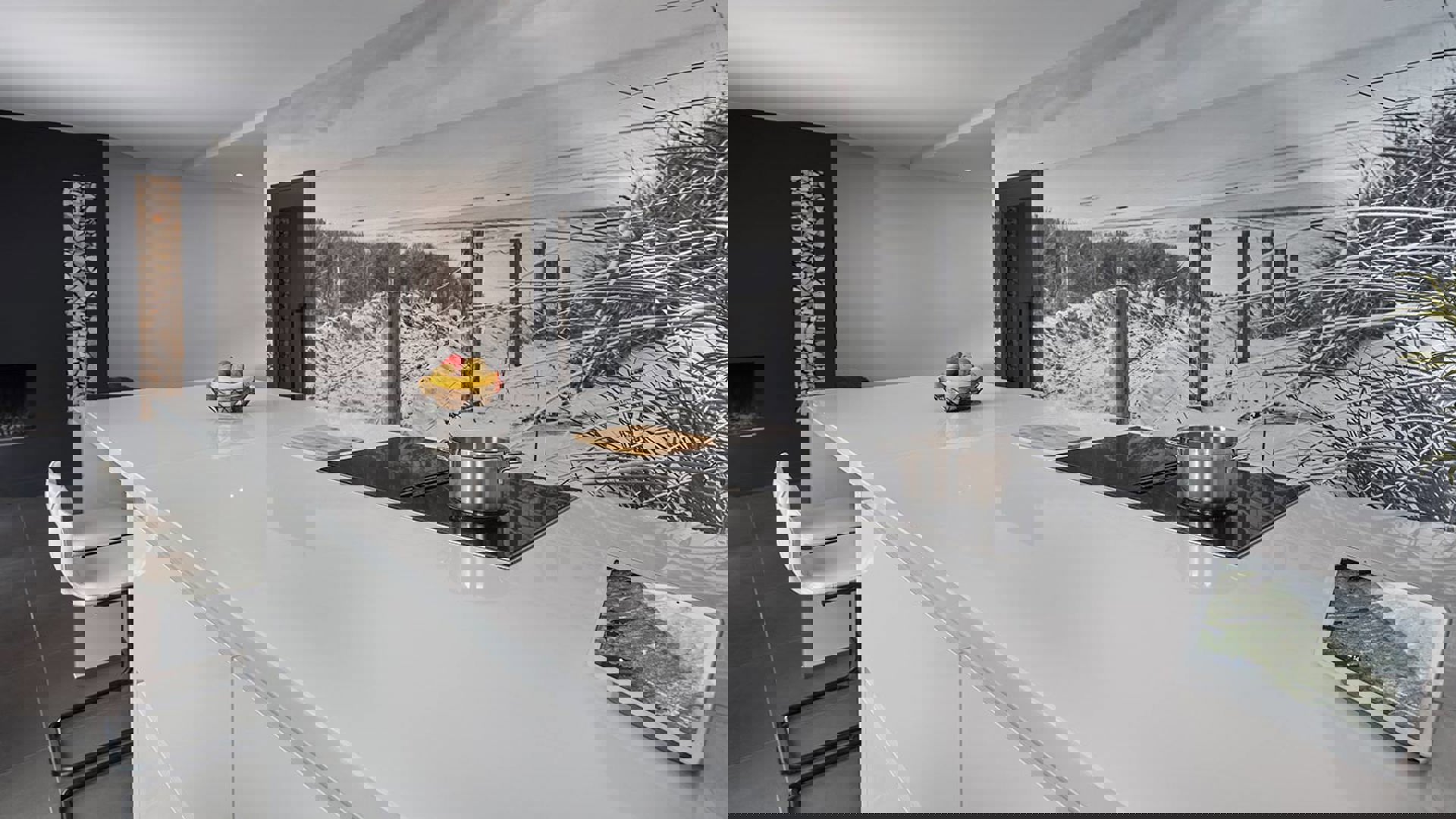 Moderne keuken met eiland Katwijk, wit hoogglans eiland