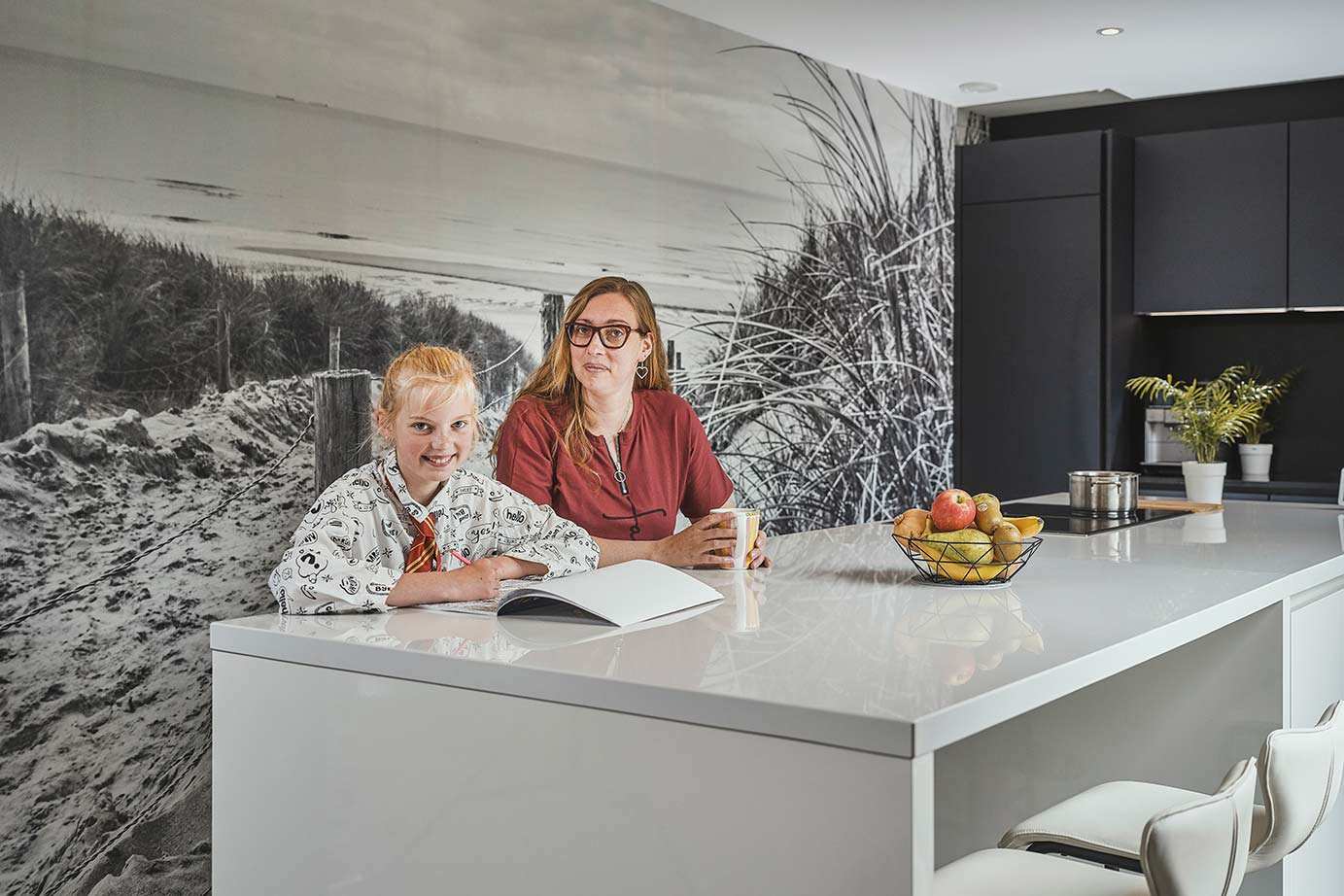 Moderne keuken met eiland Katwijk, wit met zwart