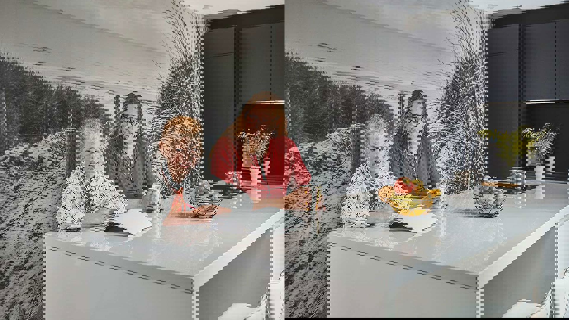 Moderne keuken met eiland Katwijk, zwart met wit