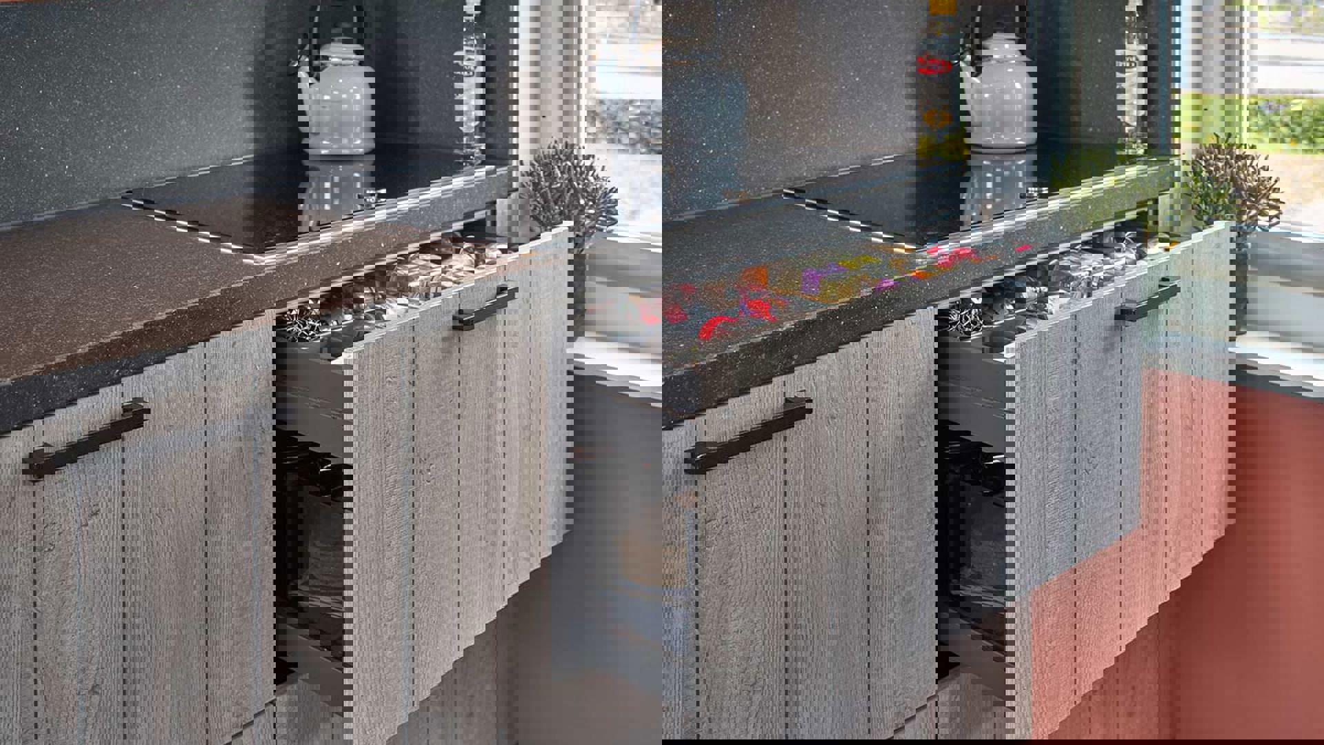 Houten keuken met kastenwand Zeeland, brede lade