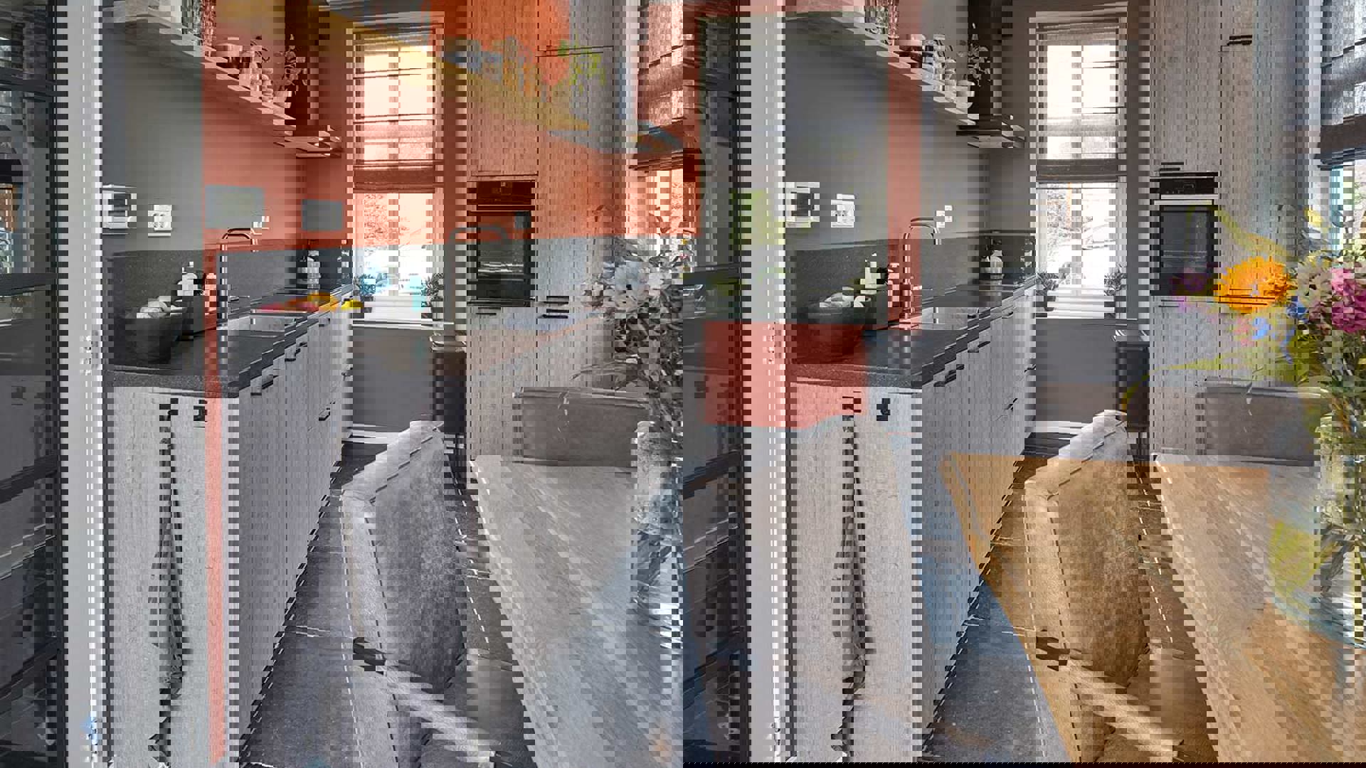 Houten keuken met kastenwand Zeeland