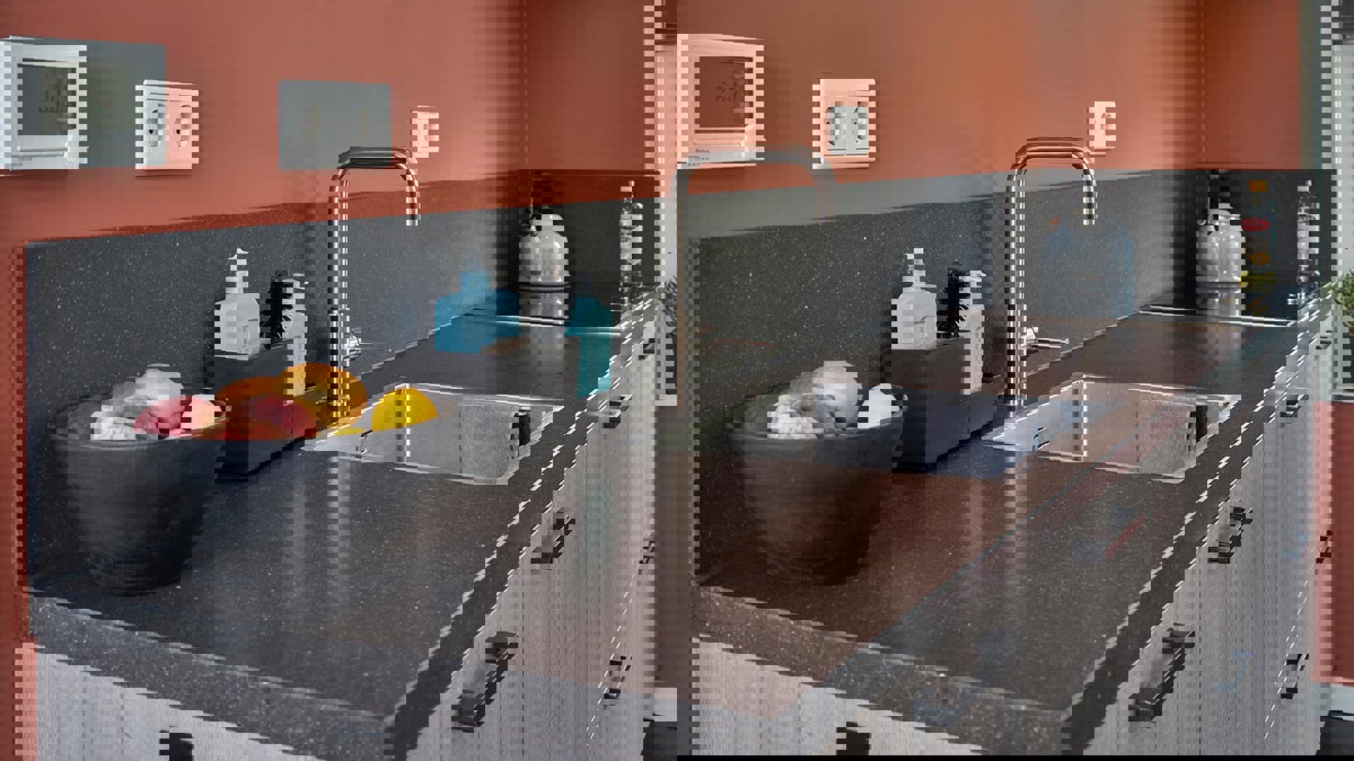 Houten keuken met kastenwand Zeeland, werkblad composiet