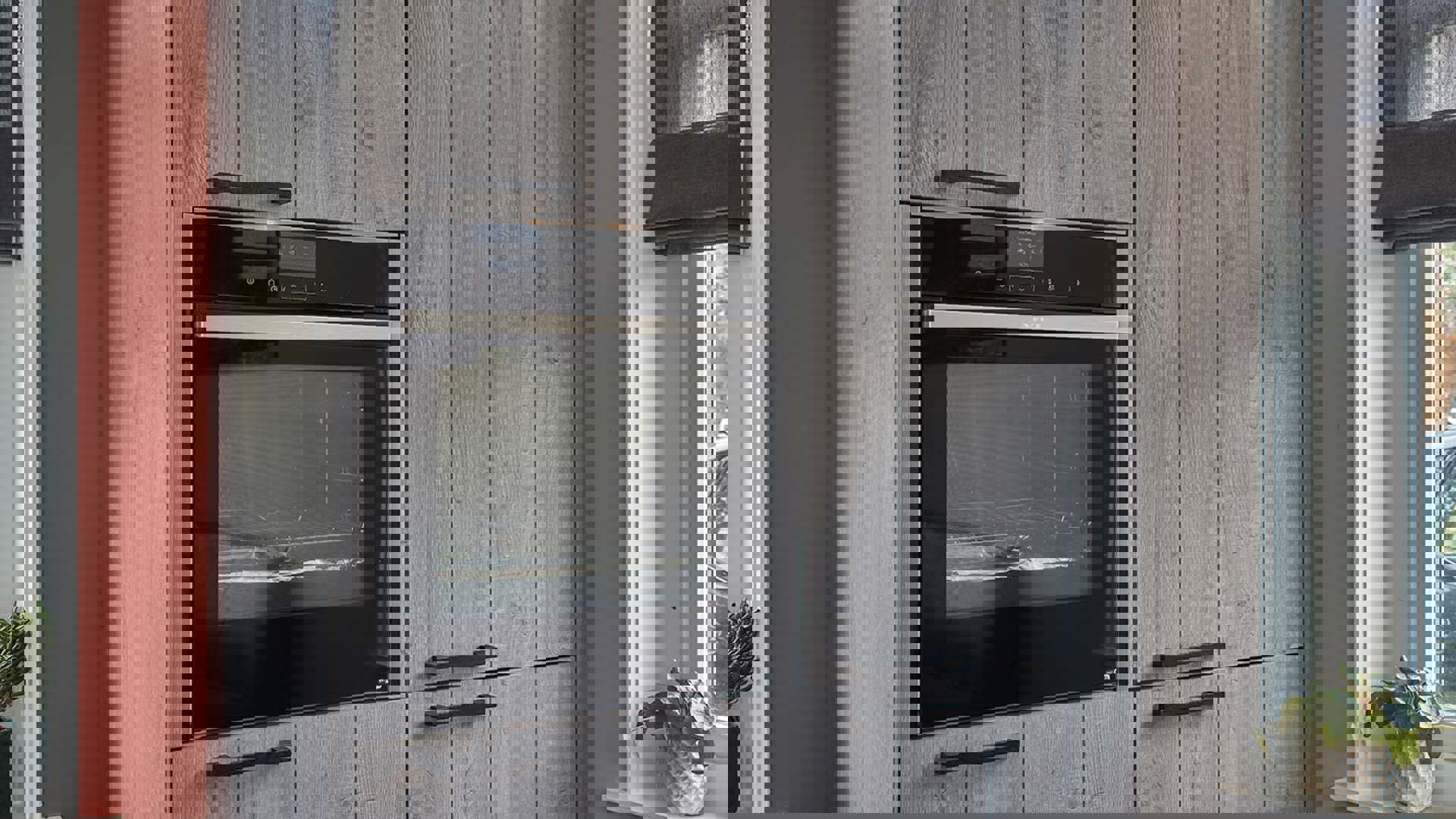 Houten keuken met kastenwand Zeeland, NEFF oven