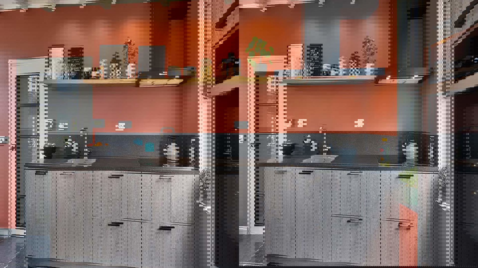 Rechte houten keuken met kastenwand Zeeland