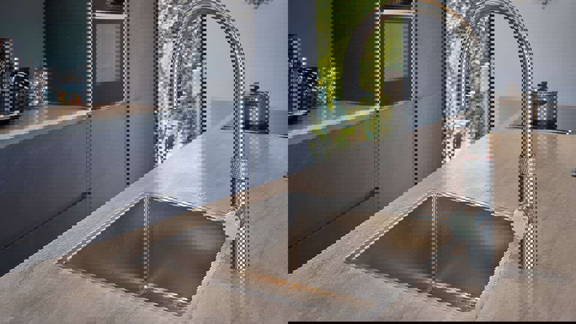 Moderne groene keuken Ermelo, kraan Quooker en spoelbak