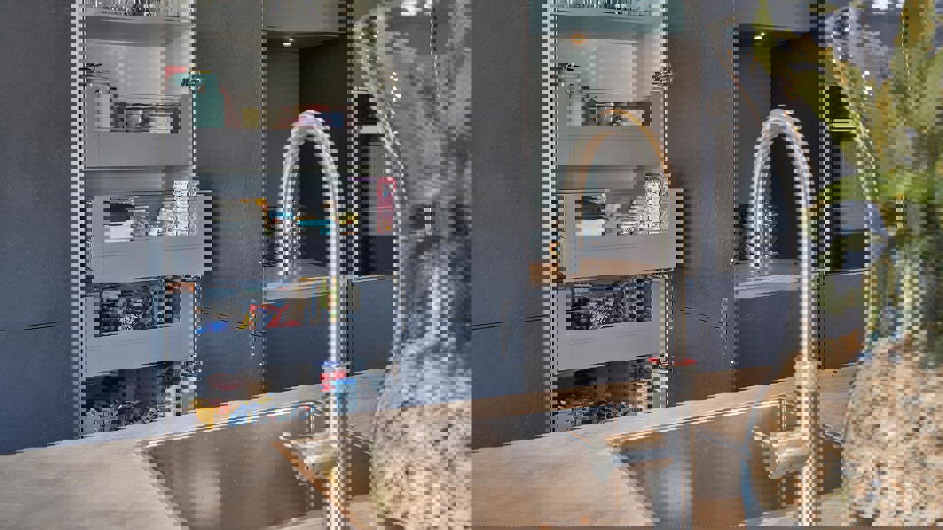 Moderne groene keuken Ermelo, lades achter kastdeur