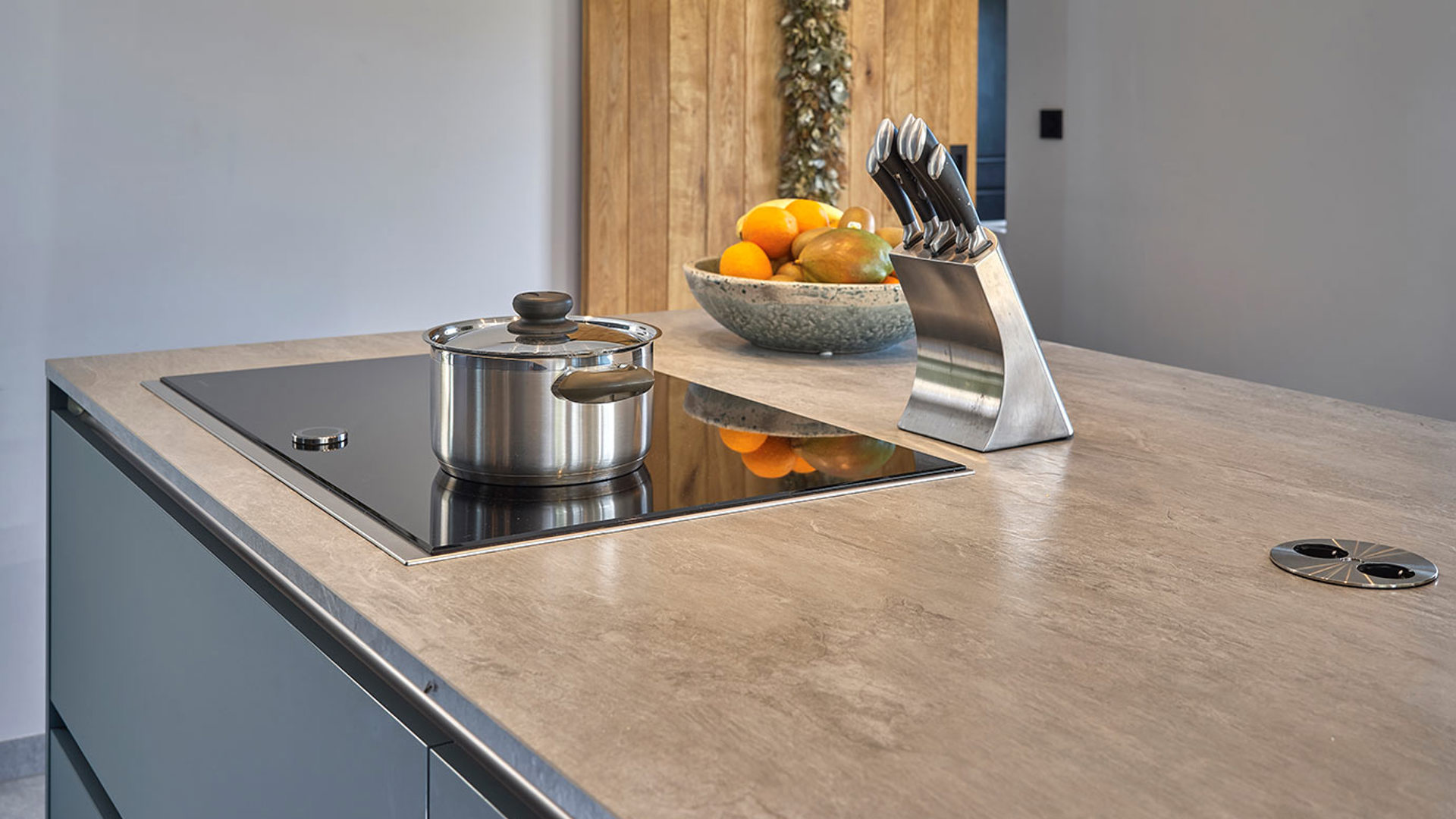 Moderne groene keuken Ermelo, inductiekookplaat