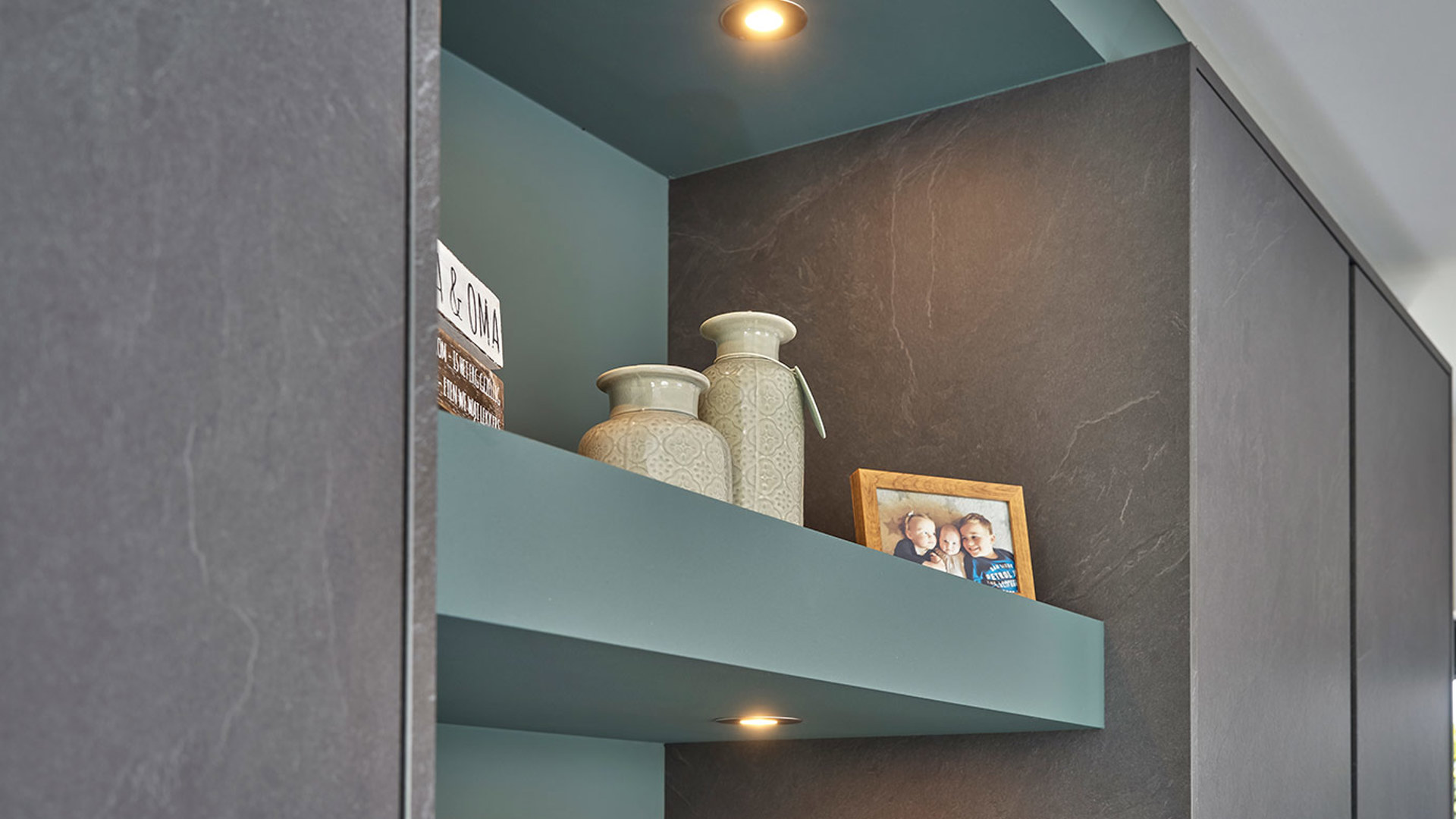 Moderne groene keuken Ermelo, wandschap met accessoires