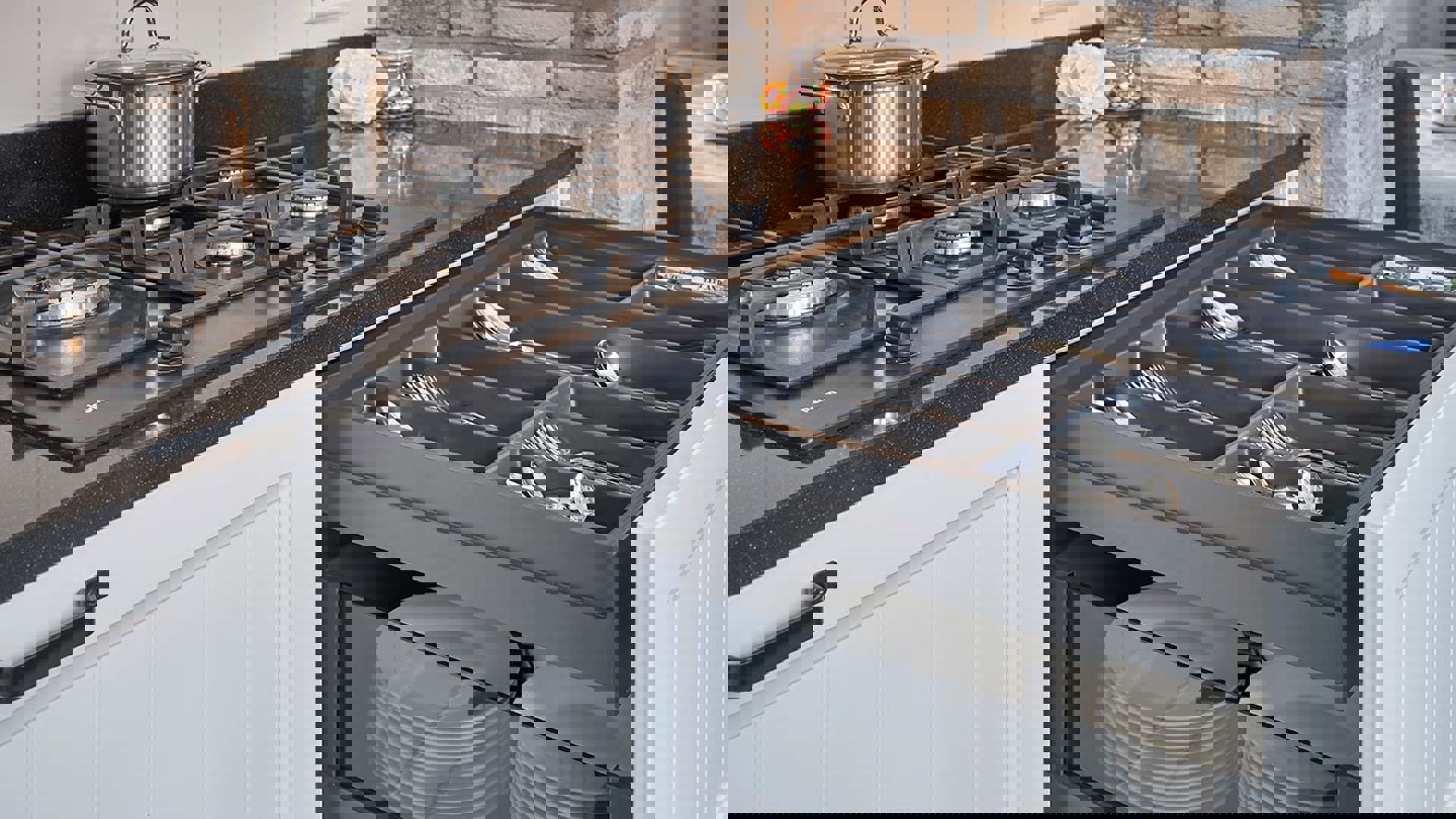 Parallelle landelijke keuken Goes, luxe lade met binnenlade