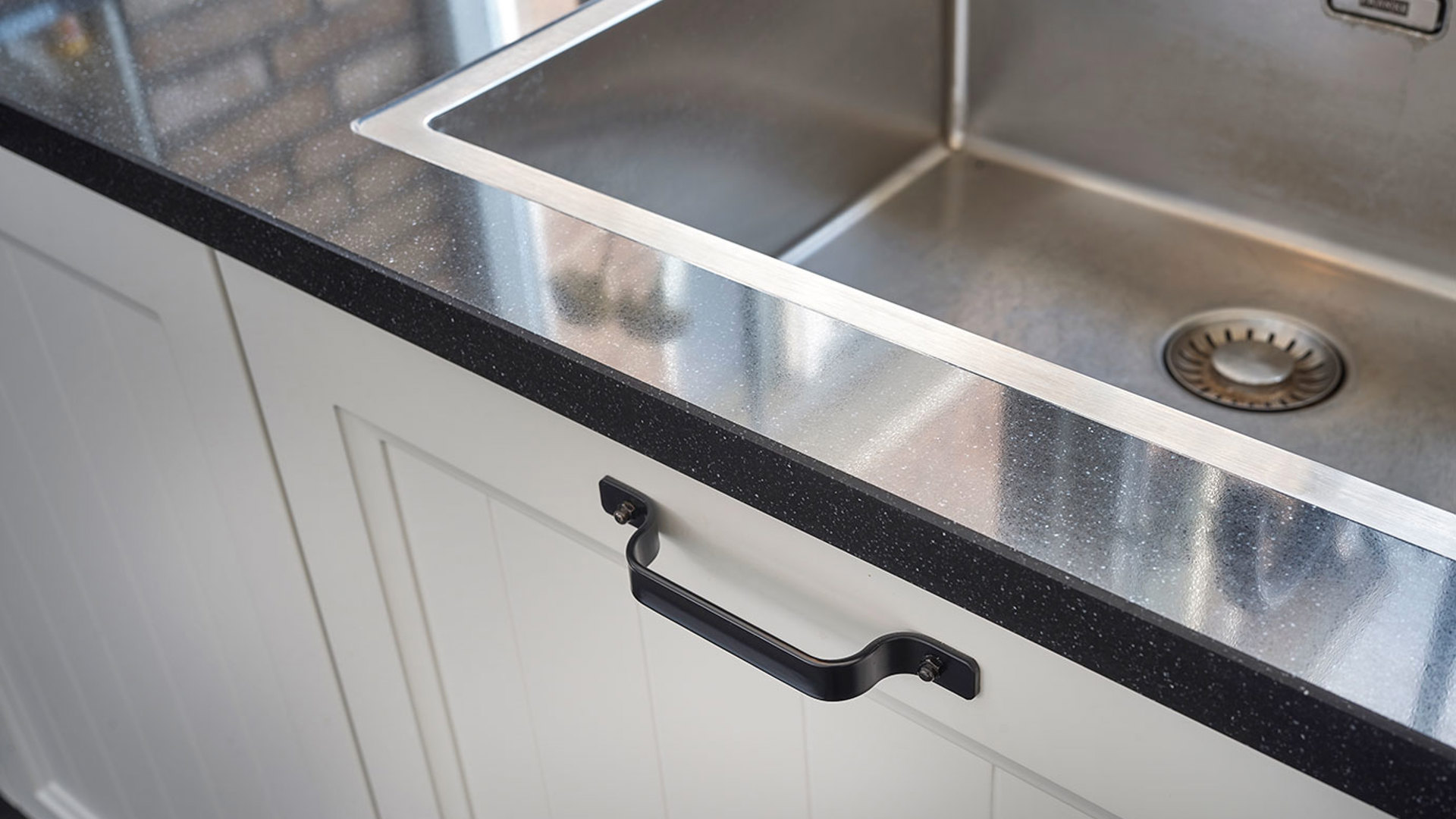 Parallelle landelijke keuken Goes, werkblad composiet gepolijst