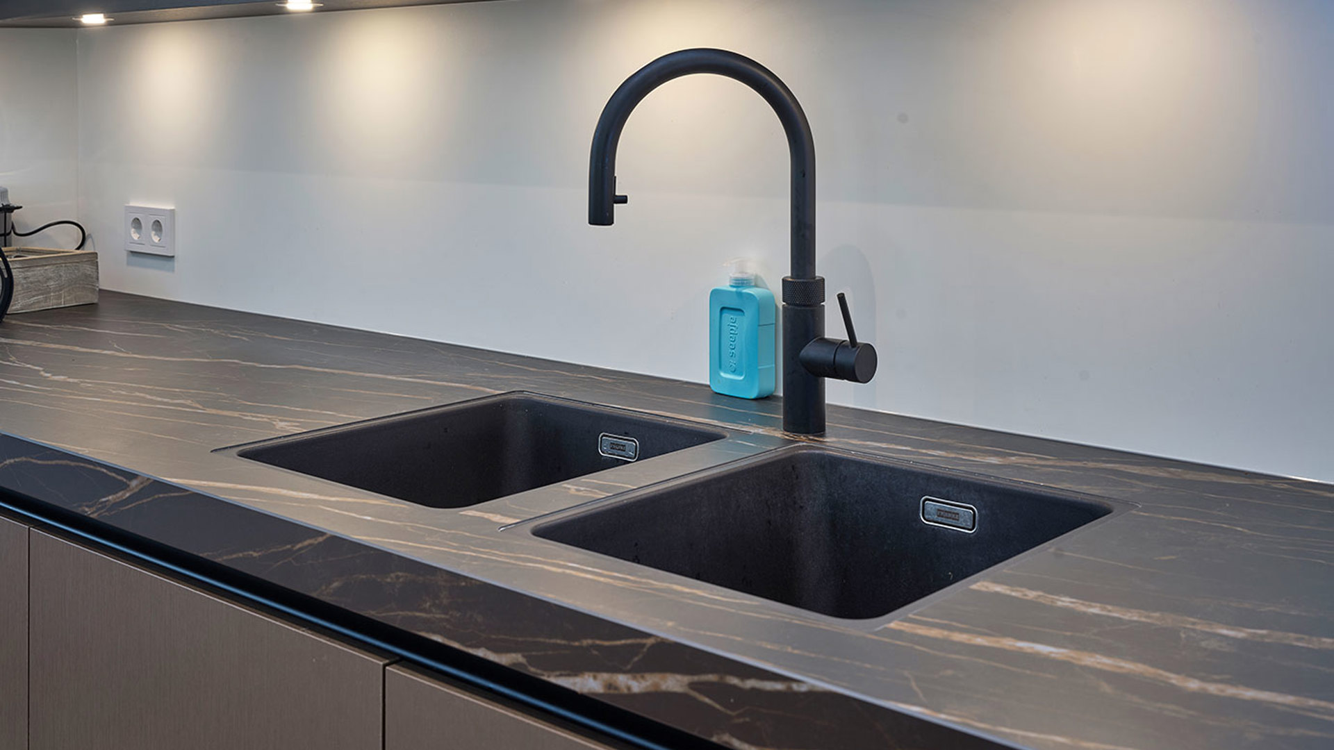 Design keuken Bussum, zwarte kraan en spoelbakken