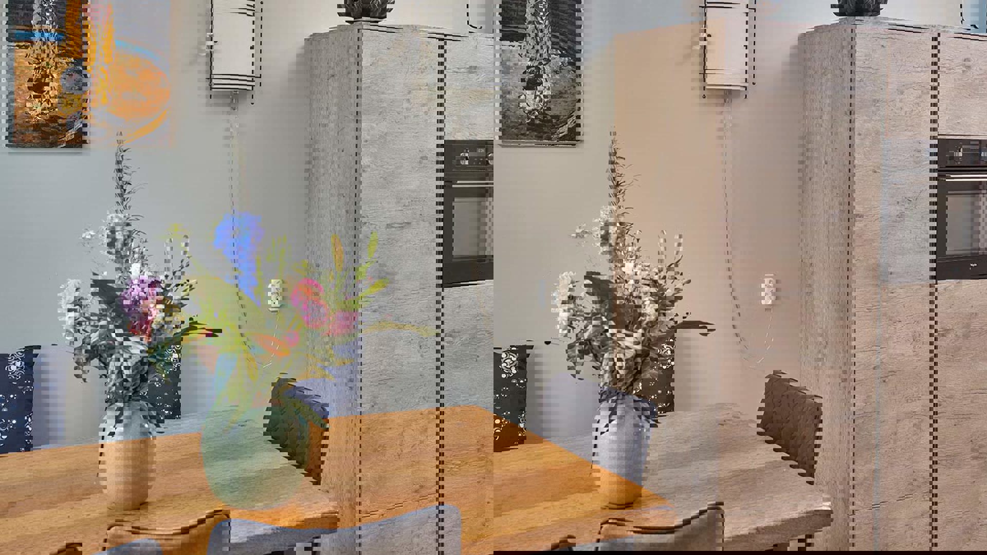 Houten greeploze keuken Middelburg, hoge kast