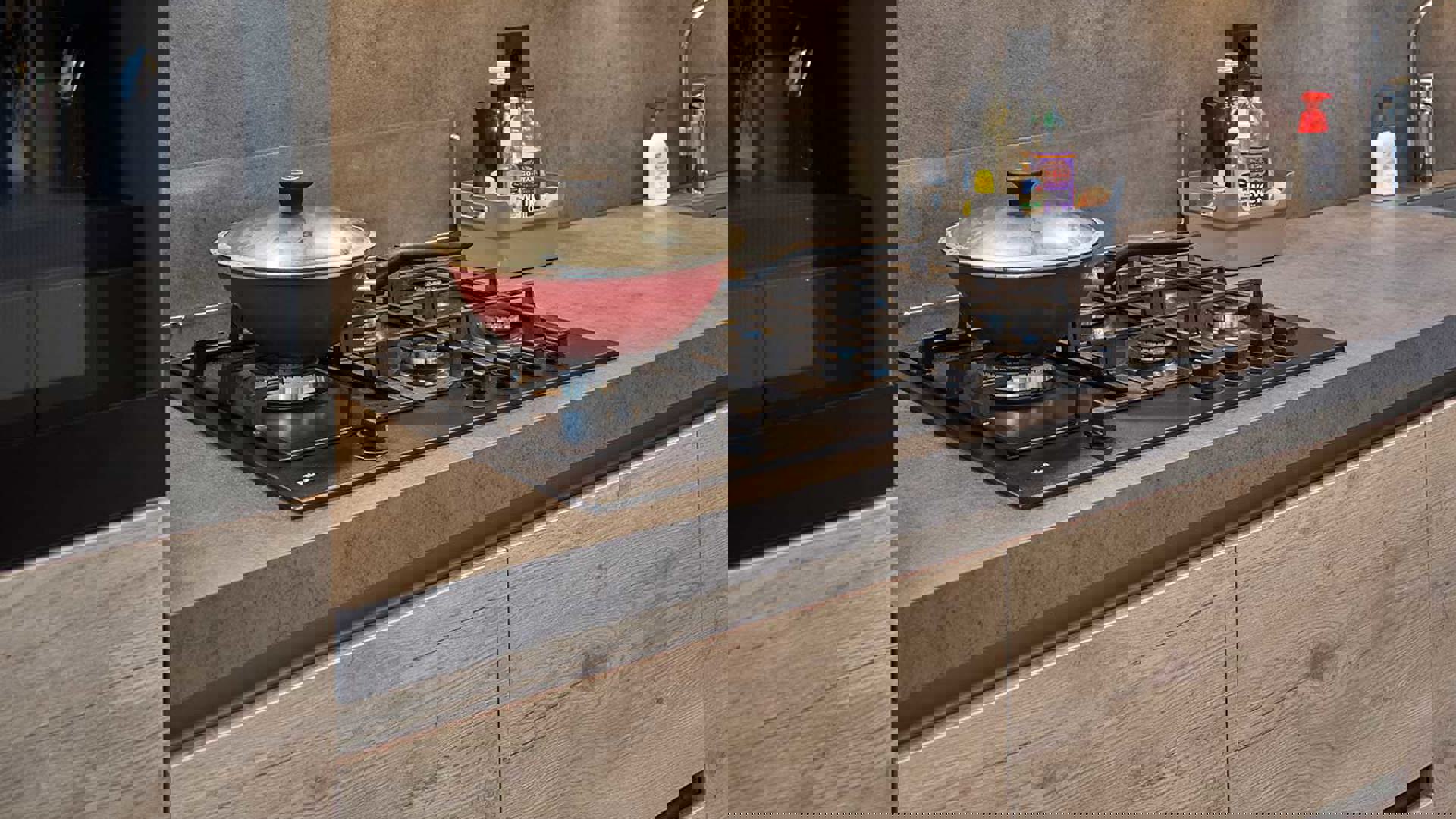 Houten greeploze keuken Middelburg, gaskookplaat met wok