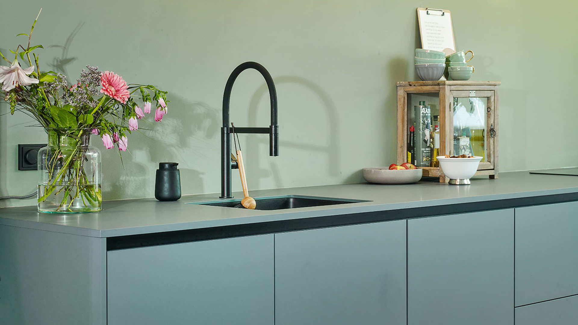 Groene keuken zwarte spoelbak