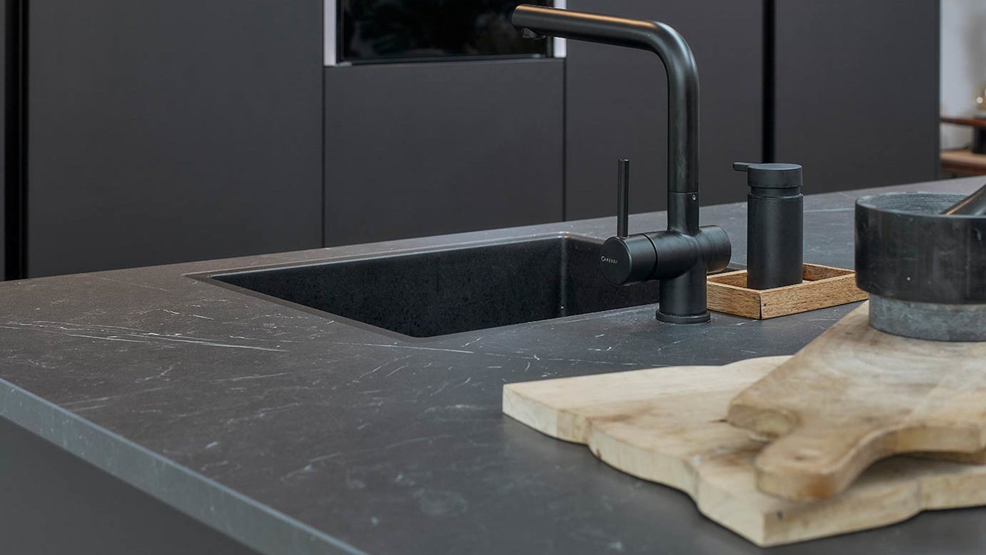 Zwart aanrechtblad en spoelbak