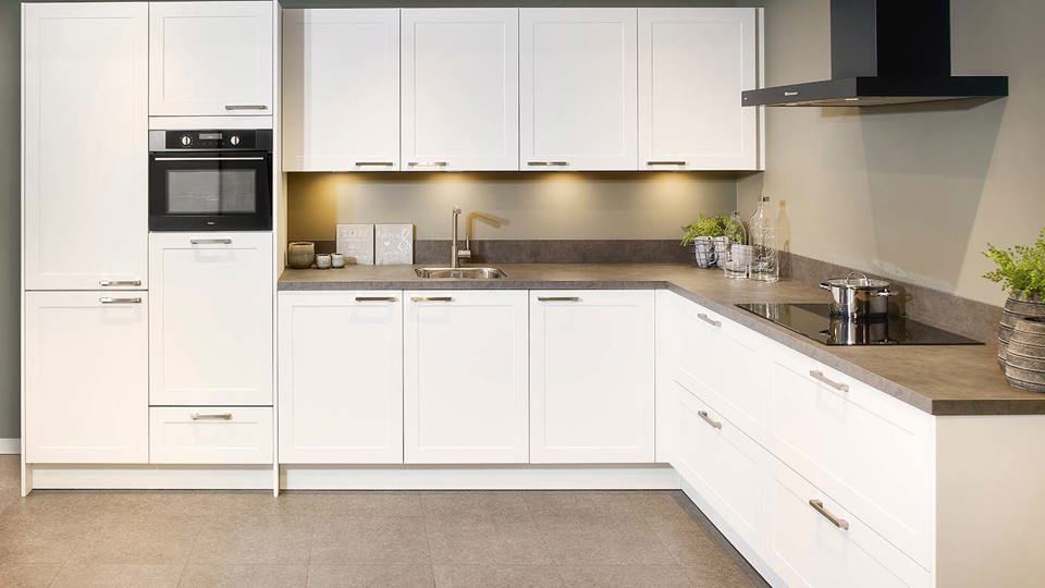 Witte tijdloze hoekkeuken met kastenwand