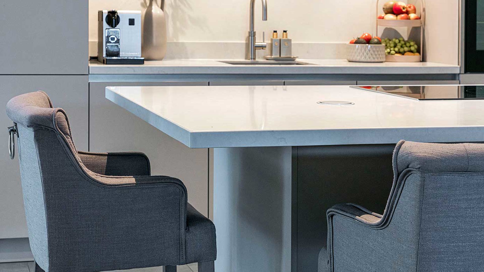 Grijze kookeiland met bar in Enschede