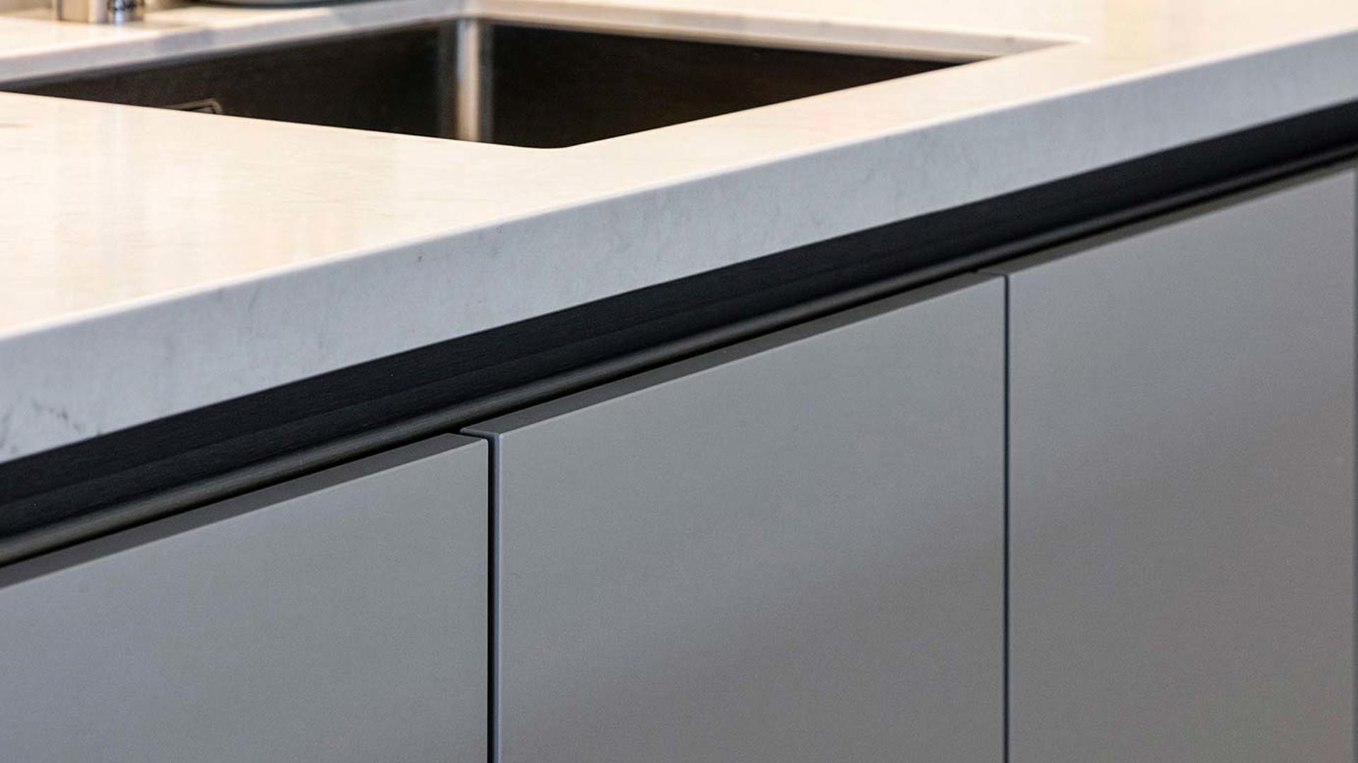 Greeploze keuken met kookeiland in Enschede.