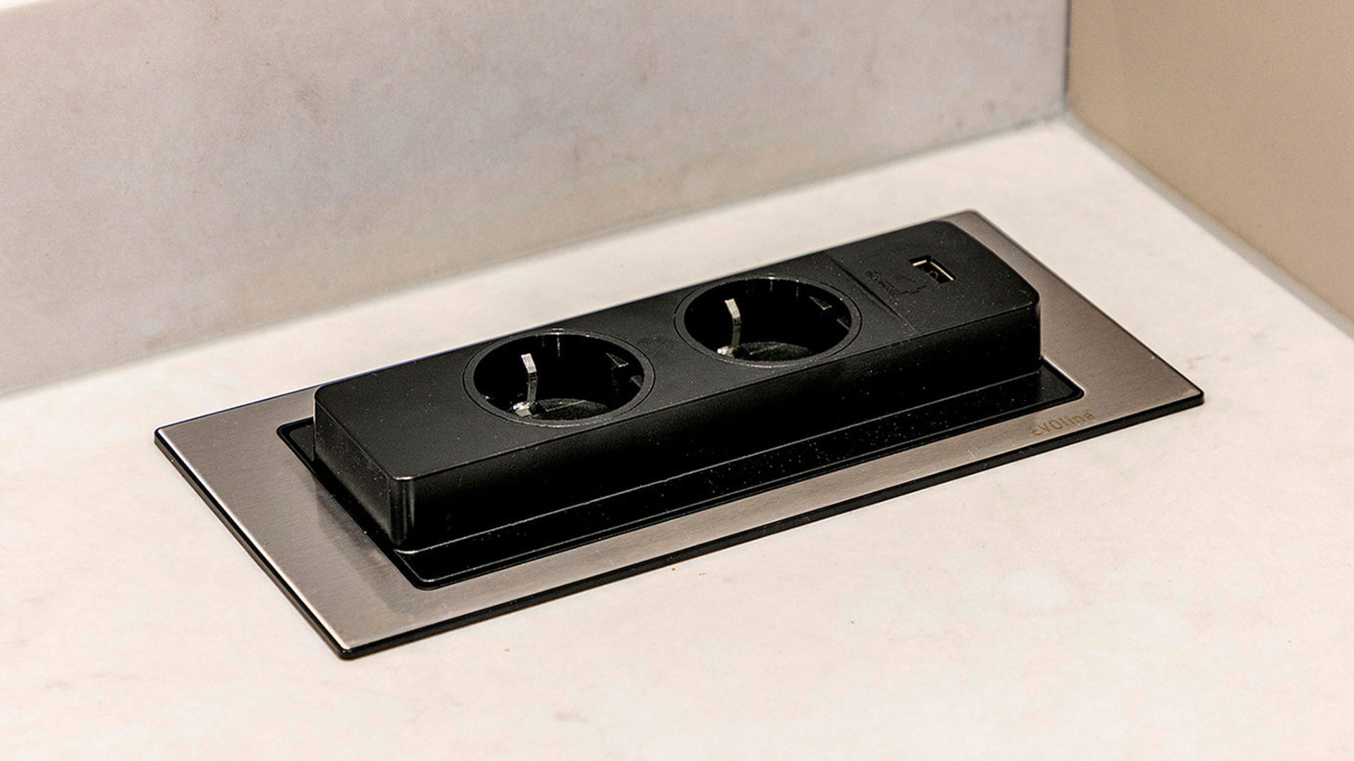 Kookeiland in Enschede met stopcontact in aanrechtblad.