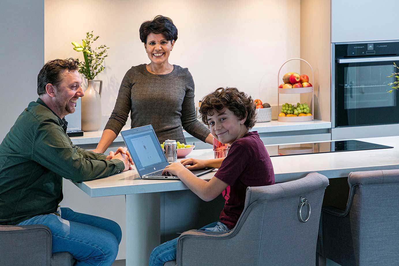 Gezin aan kookeiland in Enschede