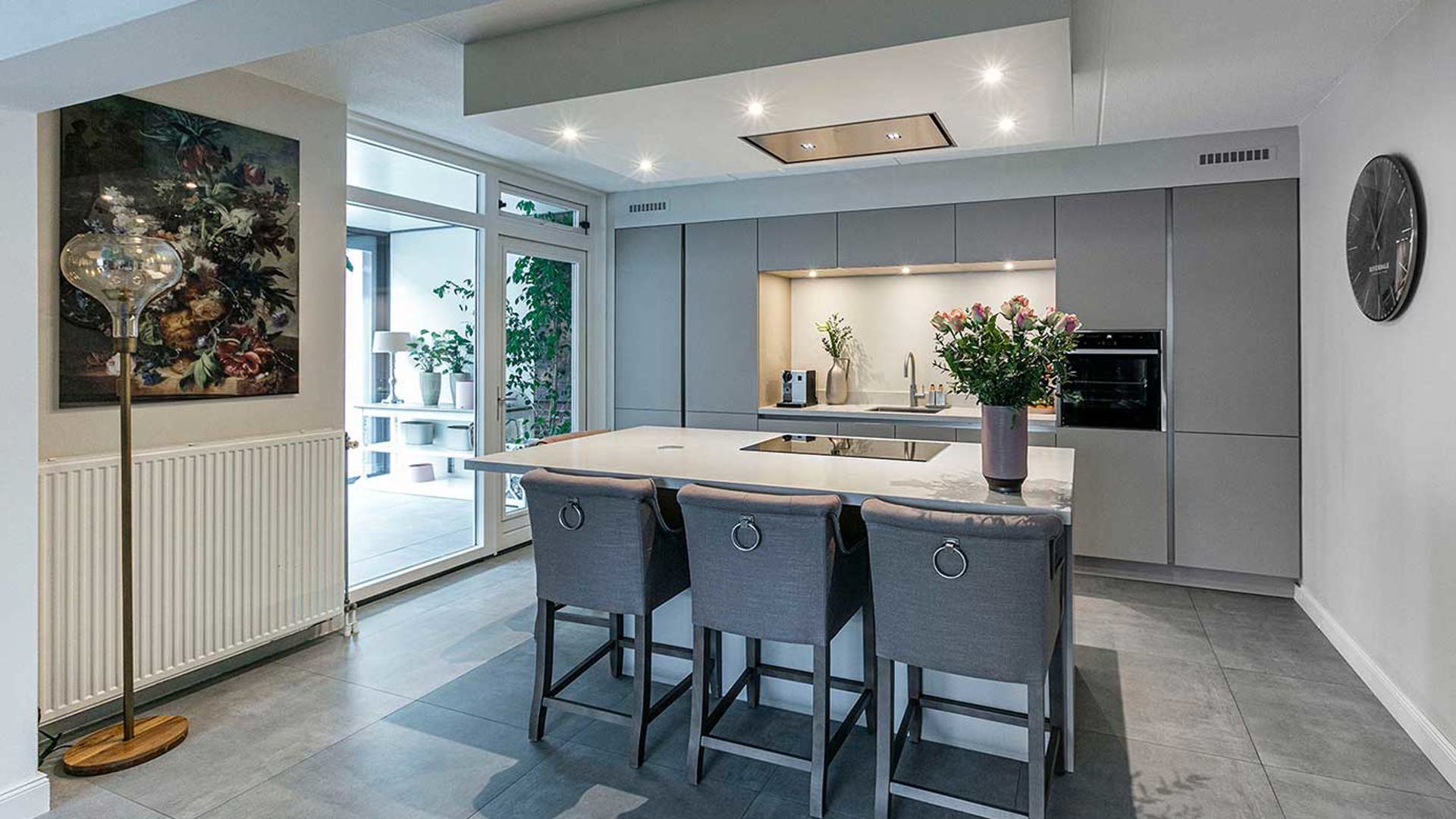 Grijze keuken met kookeiland in Enschede.