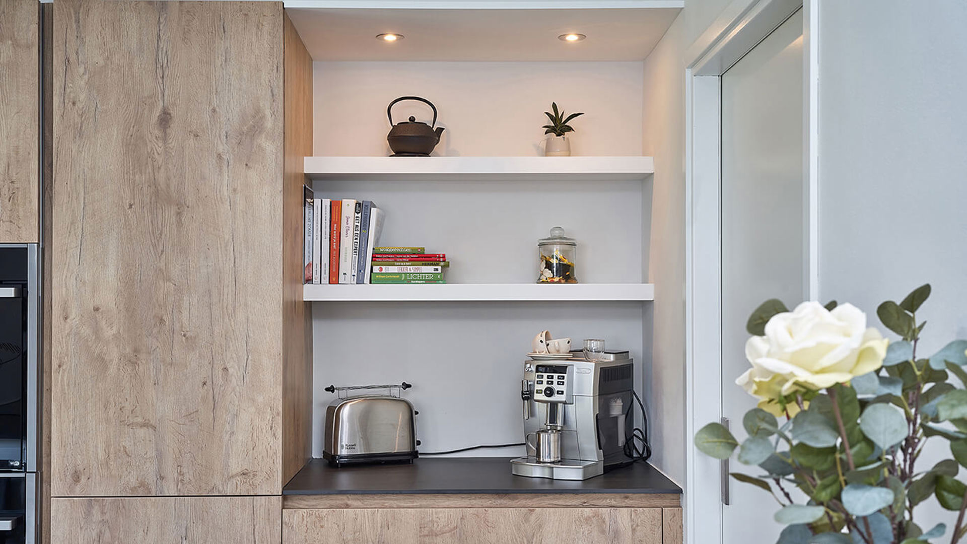 Hoekkeuken met hout in Heinkenszand