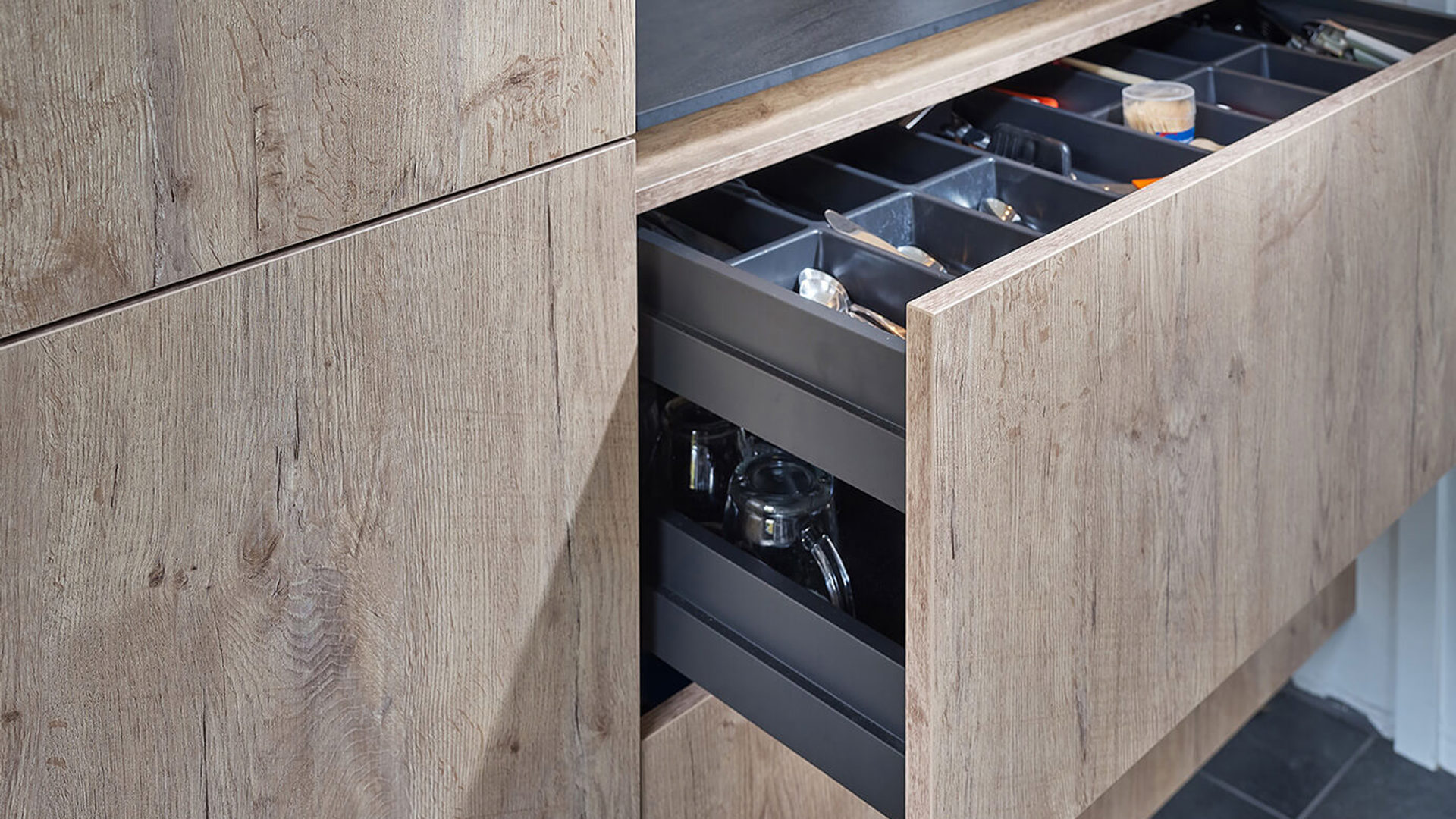 Witte hoekkeuken met grote lades in Heinkenszand.