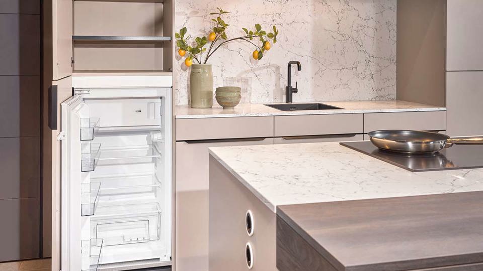 Moderne keuken met koelkast