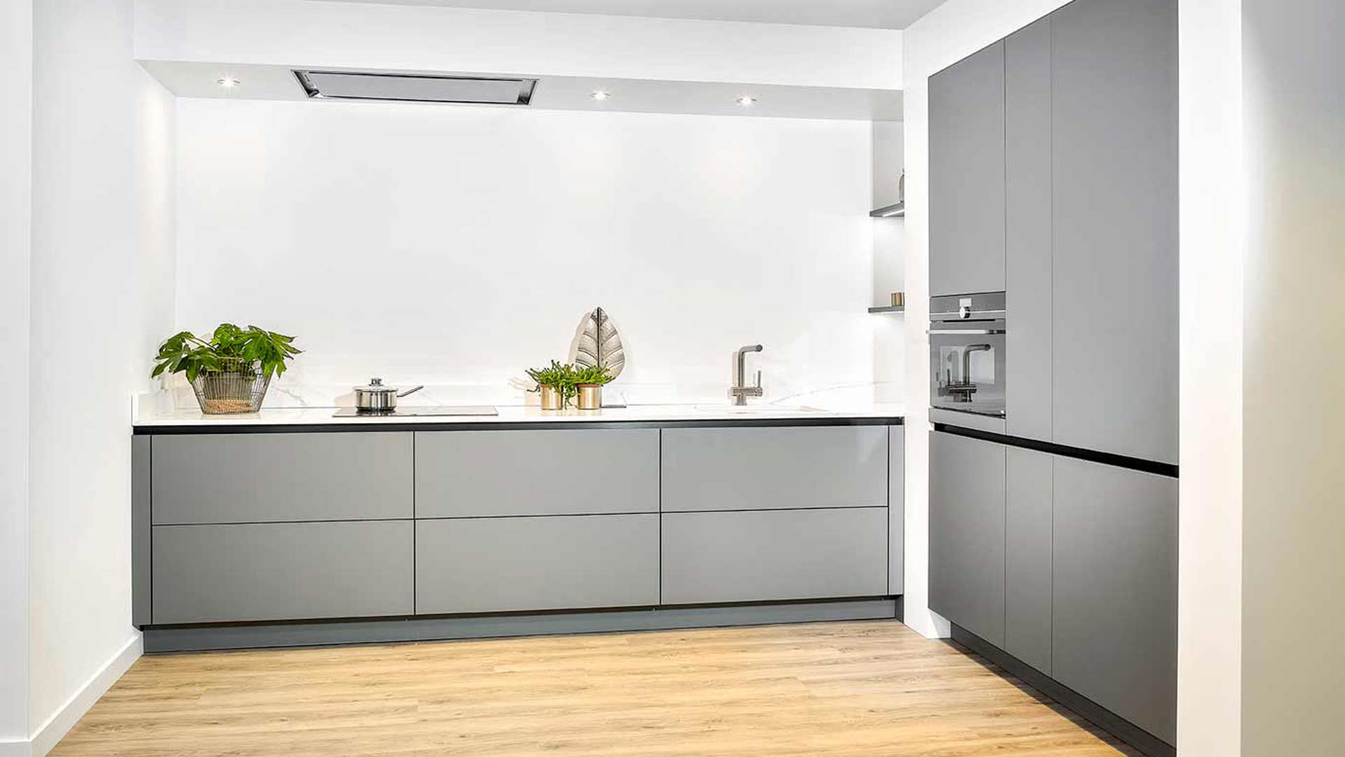 Greeploze hoekkeuken met inbouwapparatuur