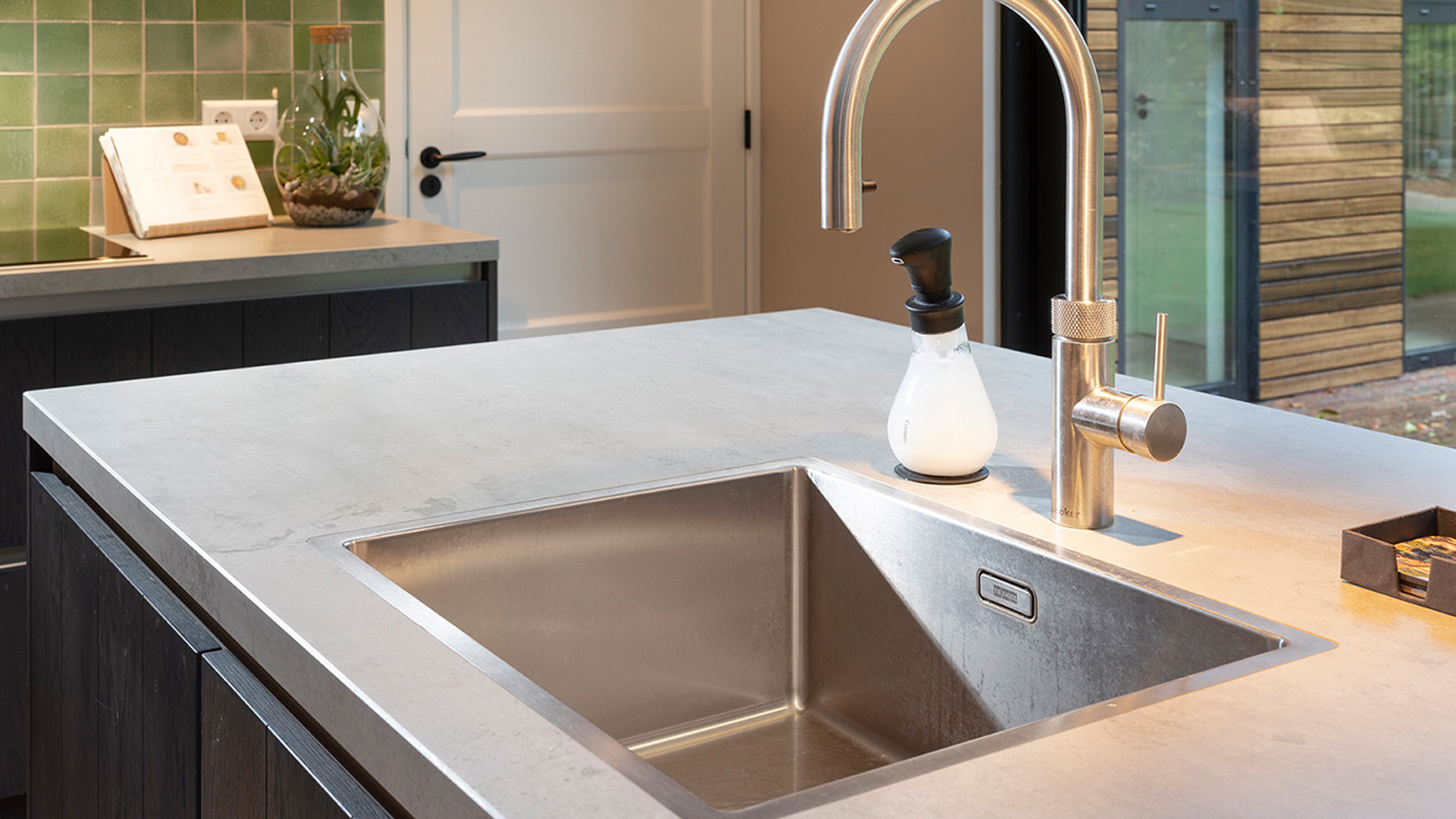 Zwarte keuken houtlook met keramiek werkblad in Halsteren