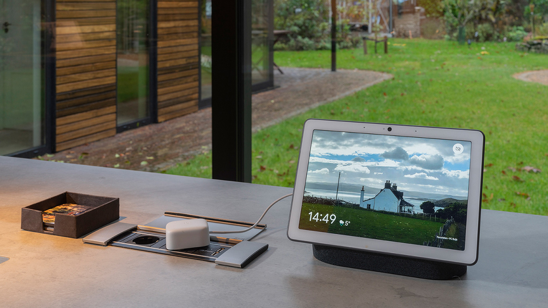 Zwarte keuken houtlook met stopcontacten in Halsteren