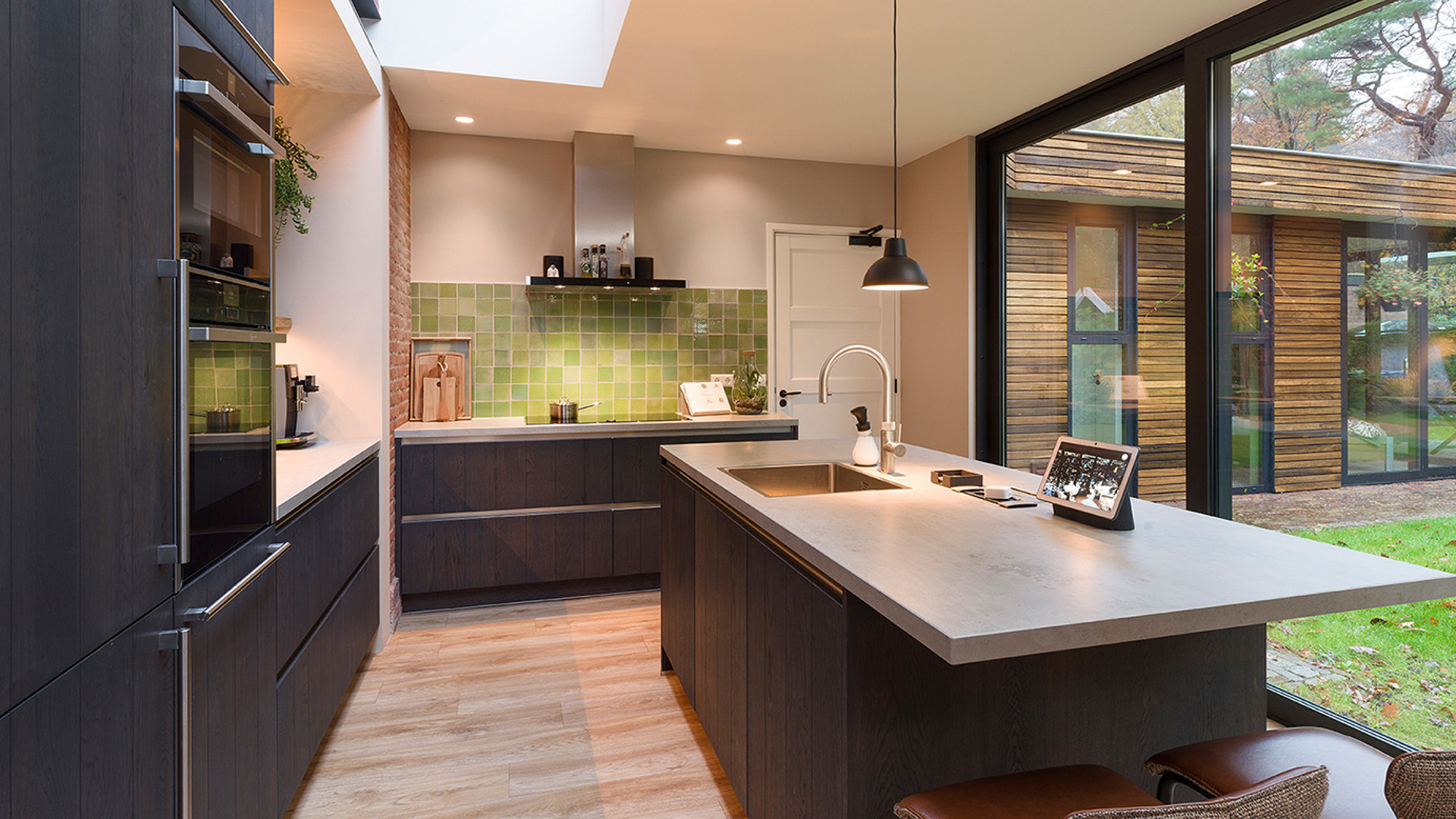 Zwarte keuken houtlook met kookeiland in Halsteren