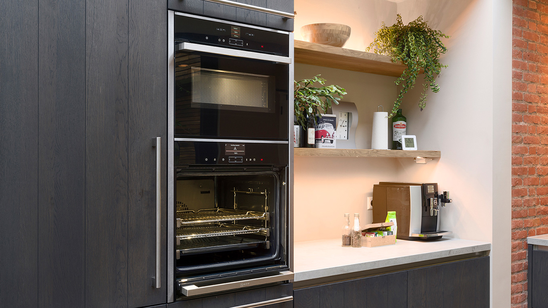 Zwarte keuken houtlook met inbouwapparatuur in Halsteren