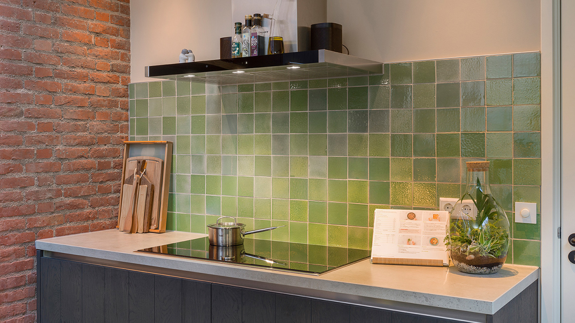 Zwarte keuken houtlook met groene tegels in Halsteren