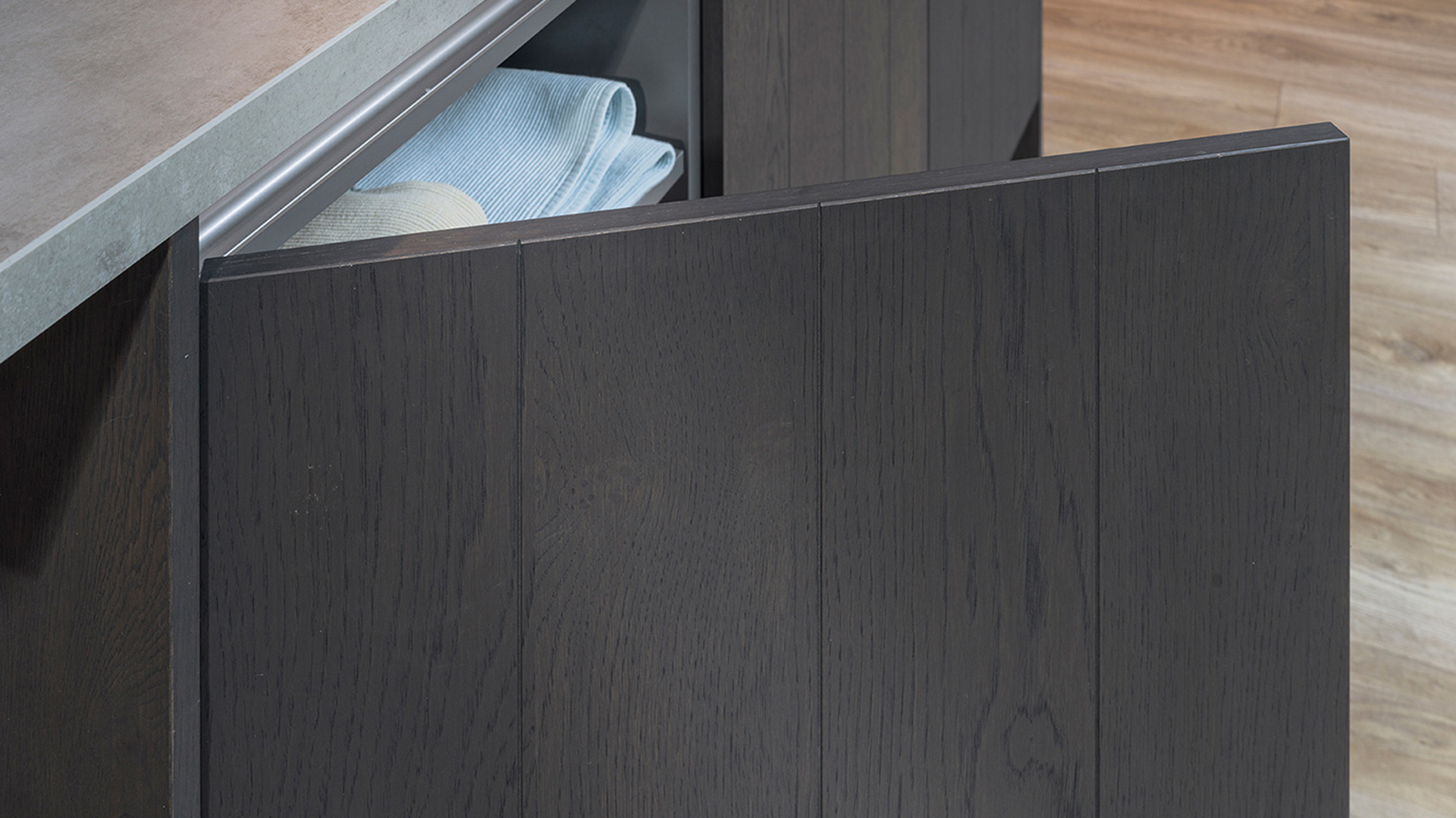 Zwarte keuken houtlook met kastjes in Halsteren